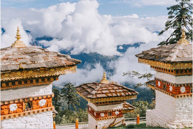 ภาพหมู่เจดีย์ 108 องค์ (Druk Wangyal Chortens) ที่ช่องเขาโดชูลา ประเทศภูฏาน สร้างขึ้นเพื่ออุทิศให้แก่ทหารกล้า