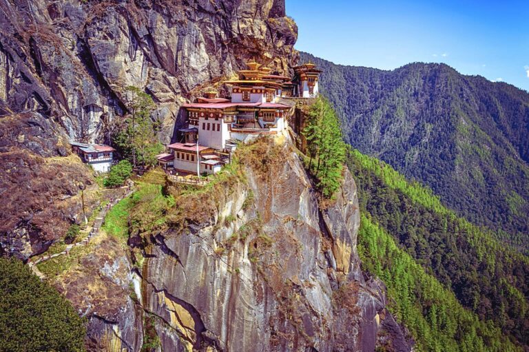 ภาพมุมกว้างของวัดทักซัง (Tiger's Nest) วัดศักดิ์สิทธิ์ที่เกาะอยู่บนหน้าผาสูงในหุบเขาพาโร ประเทศภูฏาน
