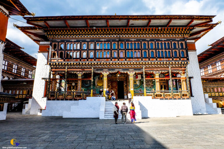 ด้านหน้าอุโบสถกลางภายในป้อมทาชิโชซอง (Tashicho Dzong) ทิมพู สถานที่ประกอบพระราชพิธีสำคัญในโปรแกรมทัวร์ภูฏาน 10 วัน