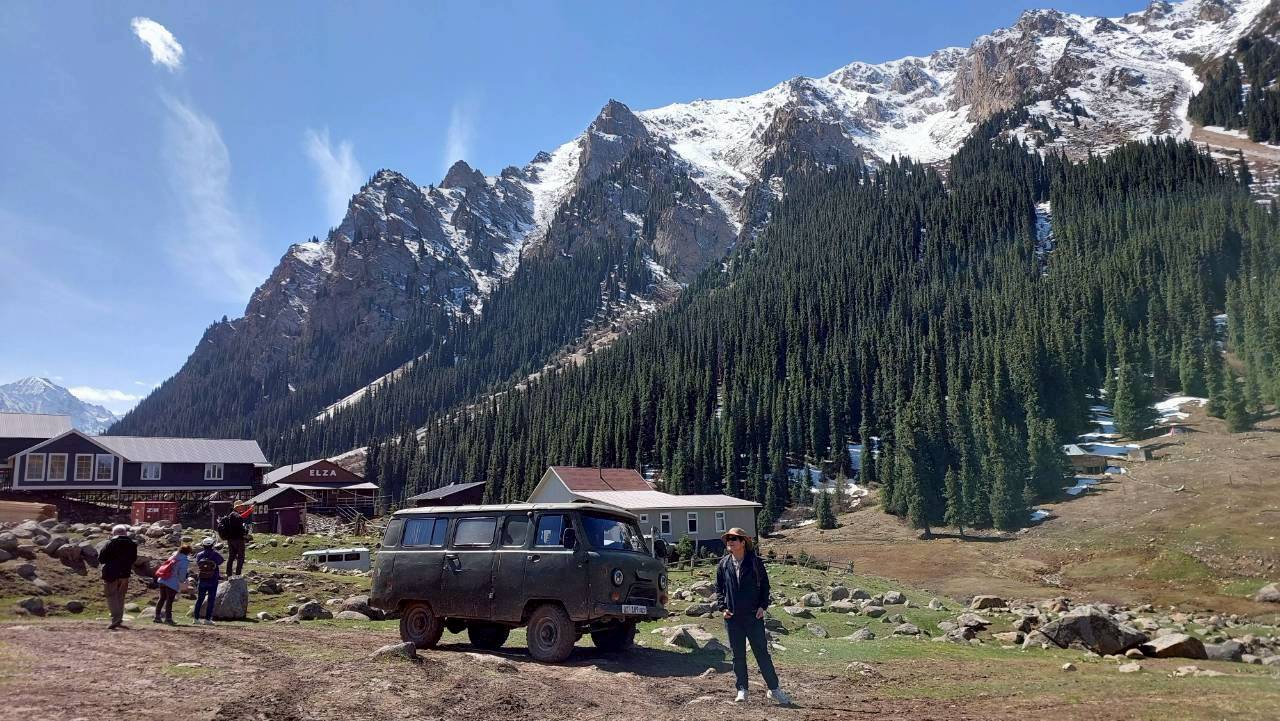 รถ UAZ บนเส้นทางภูเขาอัลตินอาราซาน
